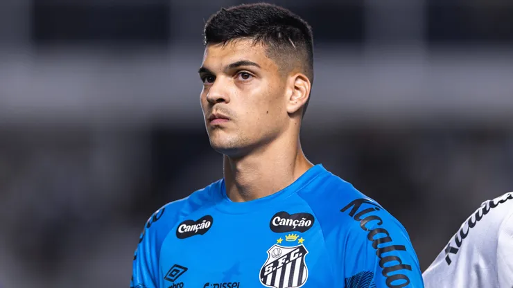 Gabriel Brazão durante partida entre Santos e Atlético-MG, na Vila Belmiro, pelo Brasileirão.