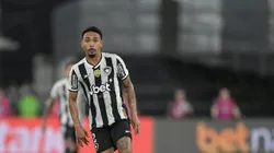 Vitinho, jogador do Botafogo, durante partida contra o Fluminense, pelo Brasileirão Betano. Foto: Thiago Ribeiro/AGIF.