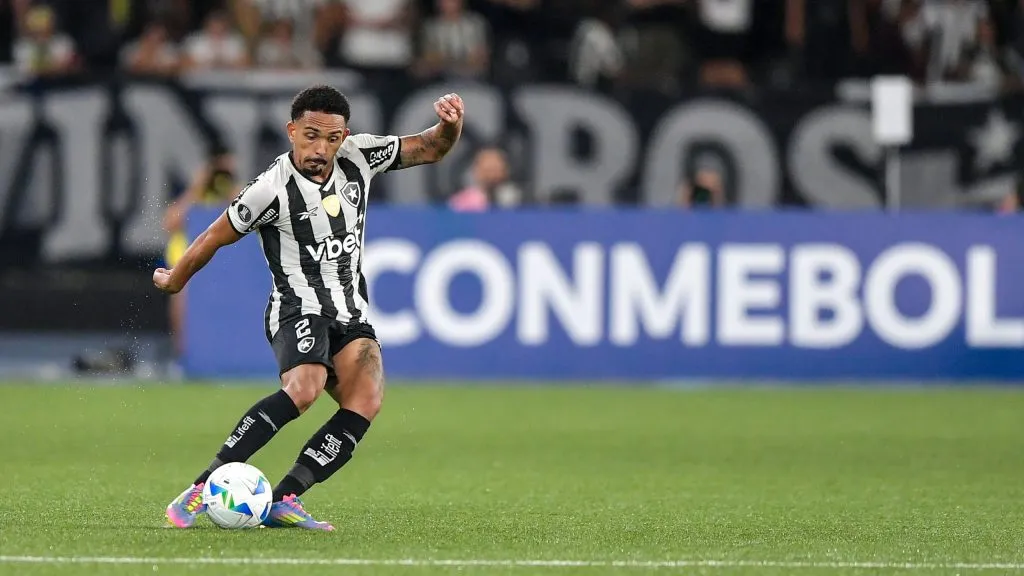 Vitinho, lateral-direito do Glorioso. Foto: Thiago Ribeiro/AGIF.