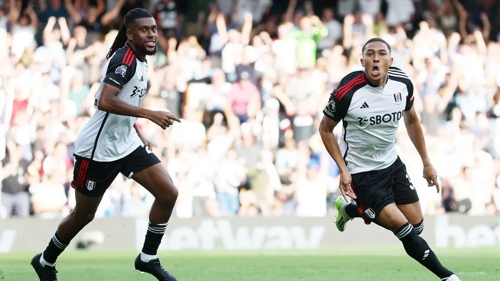 Carlos Vinicius comemora gol pelo Fulham. Foto: Christopher Lee/Getty Images