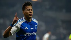 Kaio Jorge, jogador do Cruzeiro, comemora seu gol durante partida contra o Palmeiras, pelo Brasileirão Betano. Foto: Fernando Moreno/AGIF.