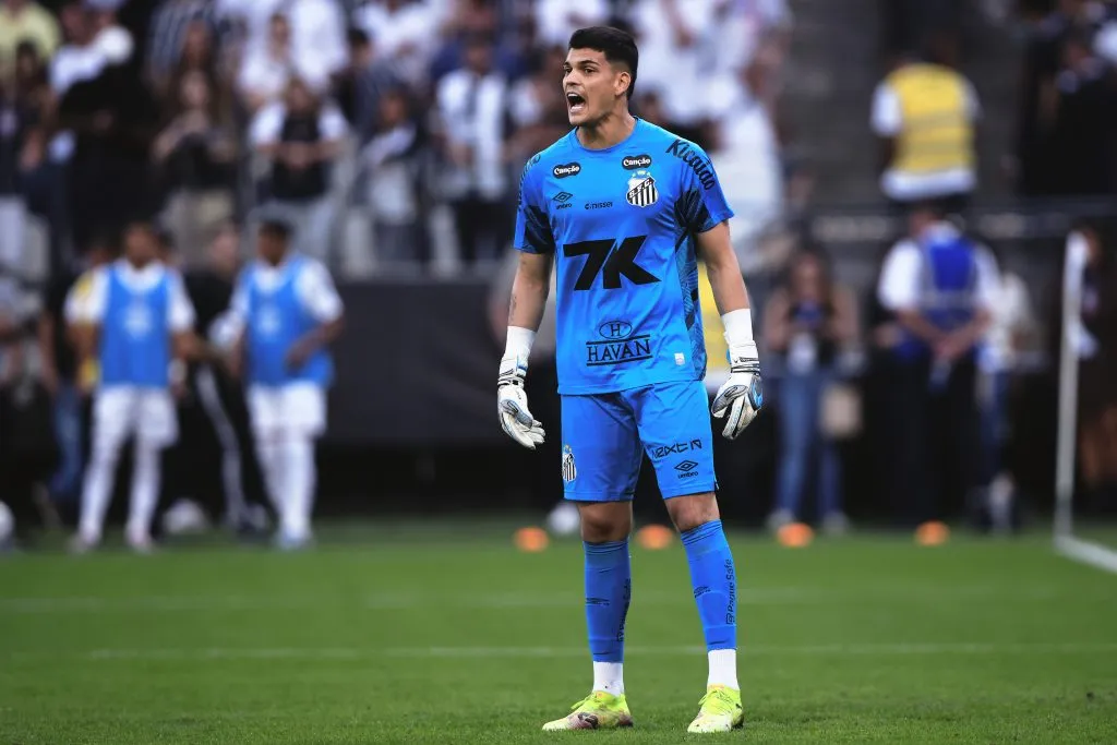 Gabriel Brazão hoje é o titular da posição no Santos – Foto: Ettore Chiereguini/AGIF