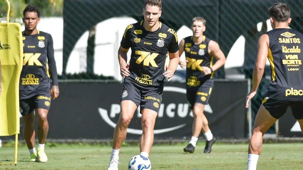 Julio Furch jogador do Santos durante treino no Centro de Treinamento CT Rei Pelé. Foto: Jota Erre/AGIF