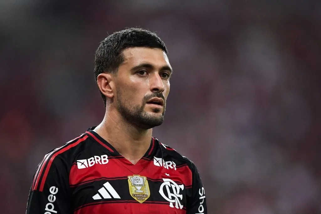 RJ – RIO DE JANEIRO – 01/06/2025 – BRASILEIRO A 2025, FLAMENGO X FORTALEZA – Arrascaeta jogador do Flamengo durante partida contra o Fortaleza no estadio Maracana pelo campeonato Brasileiro A 2025. Foto: Thiago Ribeiro/AGIF