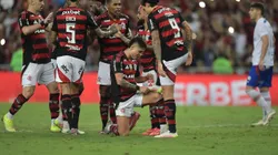 Luiz Araújo jogador do Flamengo comemora seu gol com jogadores do seu time durante partida contra o Fortaleza no estádio Maracanã pelo campeonato Brasileiro A 2025. Foto: Thiago Ribeiro/AGIF