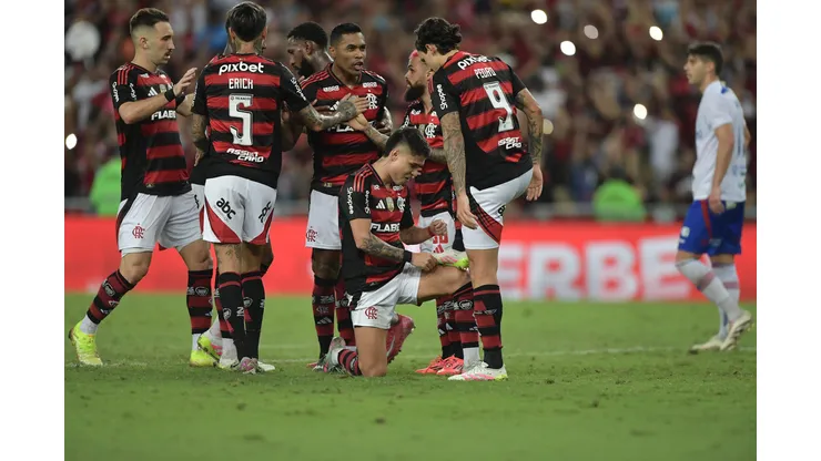 Luiz Araújo jogador do Flamengo comemora seu gol com jogadores do seu time durante partida contra o Fortaleza no estádio Maracanã pelo campeonato Brasileiro A 2025. Foto: Thiago Ribeiro/AGIF