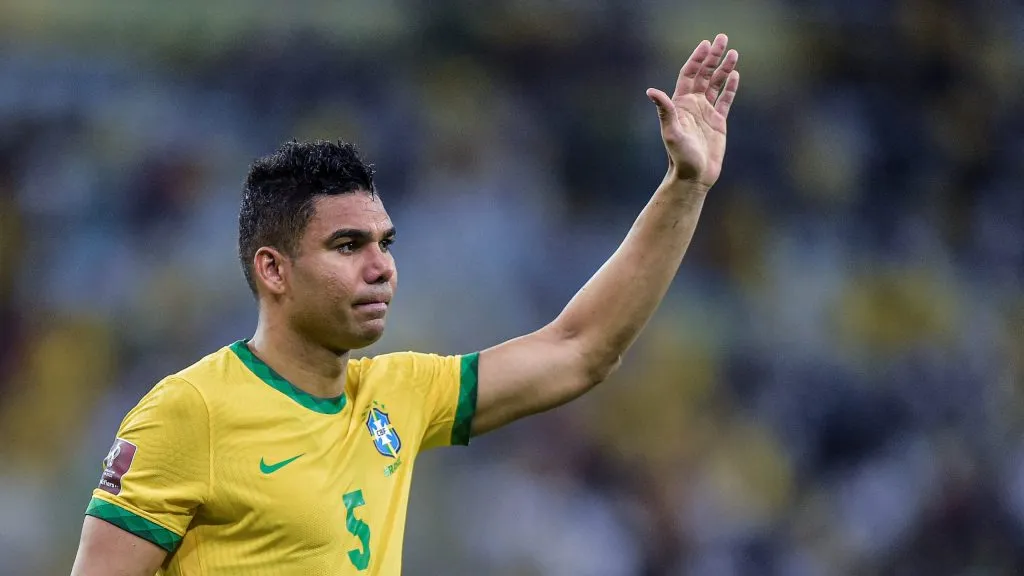 Casemiro em ação nas quatro linhas com o manto do Brasil. Foto: Thiago Ribeiro/AGIF.