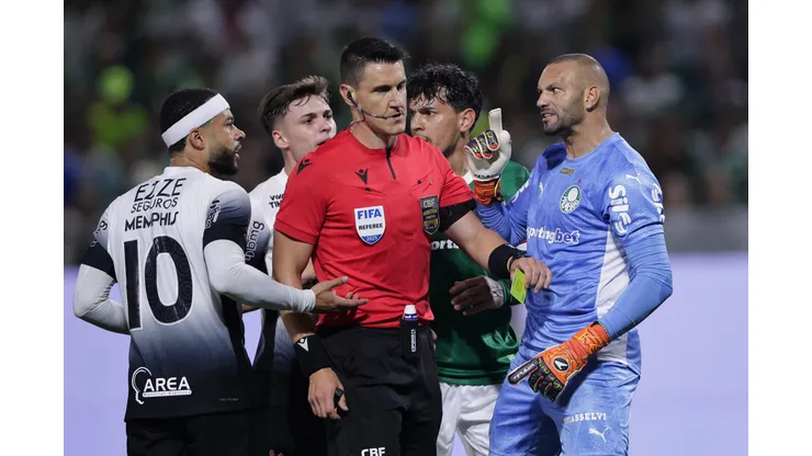 O árbitro Rafael Klein durante partida entre Palmeiras e Corinthians no estádio Arena Barueri pelo campeonato Brasileiro A 2025. Foto: Ettore Chiereguini/AGIF