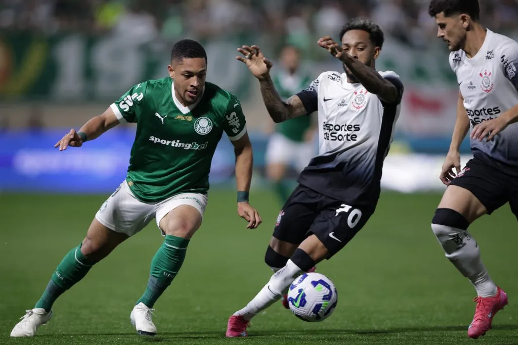 SP – BARUERI – 12/04/2025 – BRASILEIRO A 2025, PALMEIRAS X CORINTHIANS – Vitor Roque jogador do Palmeiras disputa lance com Jose Martinez jogador do Corinthians durante partida no estadio Arena Barueri pelo campeonato Brasileiro A 2025. Foto: Ettore Chiereguini/AGIF