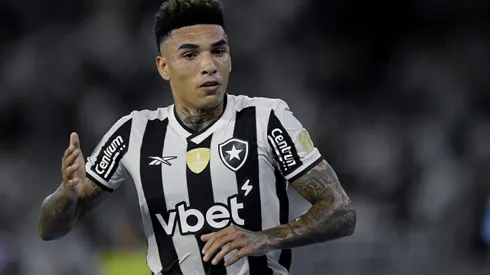 Igor Jesus, jogador do Botafogo, comemora seu gol durante partida contra o Universidad de Chile no estadio Engenhao pelo campeonato Copa Libertadores 2025. Foto: Alexandre Loureiro/AGIF