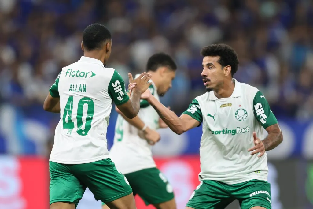 MG – BELO HORIZONTE – 01/06/2025 – BRASILEIRO A 2025, CRUZEIRO X PALMEIRAS – Allan jogador do Palmeiras comemora seu gol durante partida contra o Cruzeiro no estadio Mineirao pelo campeonato Brasileiro A 2025. Foto: Gilson Lobo/AGIF