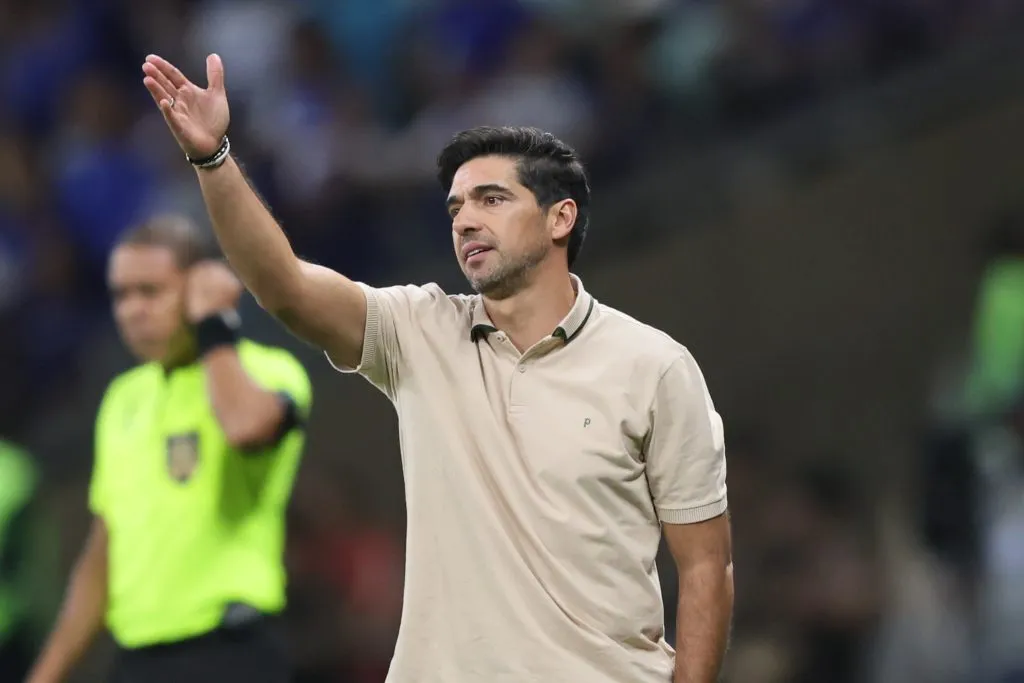 Abel Ferreira técnico do Palmeiras durante partida contra o Cruzeiro no estádio Mineirão pelo campeonato Brasileiro A 2025. Foto: Gilson Lobo/AGIF