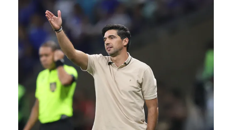 Abel Ferreira técnico do Palmeiras durante partida contra o Cruzeiro no estádio Mineirão pelo campeonato Brasileiro A 2025. Foto: Gilson Lobo/AGIF