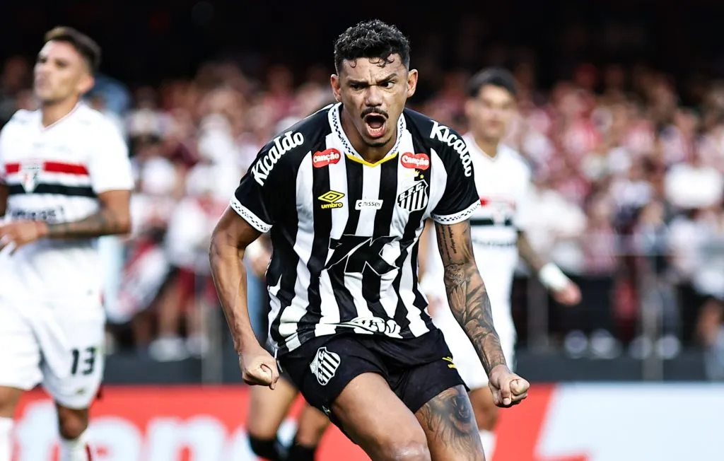 SP – SAO PAULO – 20/04/2025 – BRASILEIRO A 2025, SAO PAULO X SANTOS – Tiquinho Soares jogador do Santos comemora seu gol durante partida contra o Sao Paulo no estadio Morumbi pelo campeonato Brasileiro A 2025. Foto: Fabio Giannelli/AGIF