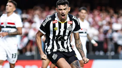 Tiquinho Soares comemorando seu último gol. Foto: Fabio Giannelli/AGIF