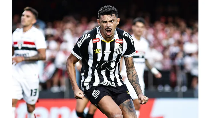 Tiquinho Soares comemorando seu último gol. Foto: Fabio Giannelli/AGIF