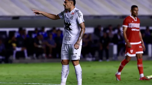 SP - SANTOS - 01/05/2025 - COPA DO BRASIL 2025, SANTOS X CRB - Tiquinho Soares jogador do Santos durante partida contra o CRB no estadio Vila Belmiro pelo campeonato Copa Do Brasil 2025. Foto: Marcello Zambrana/AGIF