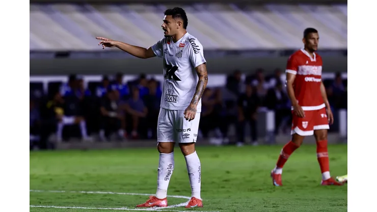 SP - SANTOS - 01/05/2025 - COPA DO BRASIL 2025, SANTOS X CRB - Tiquinho Soares jogador do Santos durante partida contra o CRB no estadio Vila Belmiro pelo campeonato Copa Do Brasil 2025. Foto: Marcello Zambrana/AGIF