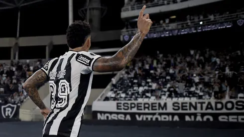 Igor Jesus jogador do Botafogo comemora seu gol durante partida contra o Universidad de Chile no estádio Engenhão pelo campeonato Copa Libertadores 2025. Foto: Alexandre Loureiro/AGIF