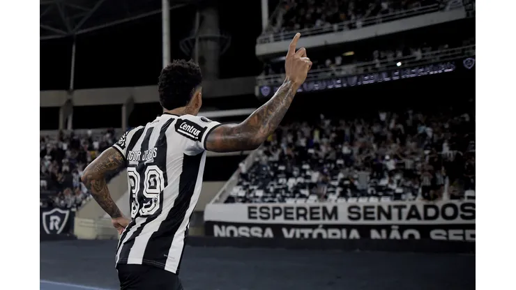Igor Jesus jogador do Botafogo comemora seu gol durante partida contra o Universidad de Chile no estádio Engenhão pelo campeonato Copa Libertadores 2025. Foto: Alexandre Loureiro/AGIF