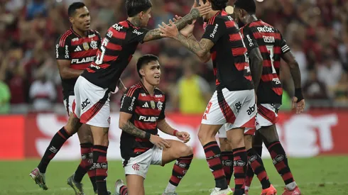 RJ - RIO DE JANEIRO - 01/06/2025 - BRASILEIRO A 2025, FLAMENGO X FORTALEZA - Luiz Araujo jogador do Flamengo comemora seu gol com jogadores do seu time durante partida contra o Fortaleza no estadio Maracana pelo campeonato Brasileiro A 2025. Foto: Thiago Ribeiro/AGIF