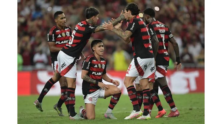 RJ - RIO DE JANEIRO - 01/06/2025 - BRASILEIRO A 2025, FLAMENGO X FORTALEZA - Luiz Araujo jogador do Flamengo comemora seu gol com jogadores do seu time durante partida contra o Fortaleza no estadio Maracana pelo campeonato Brasileiro A 2025. Foto: Thiago Ribeiro/AGIF
