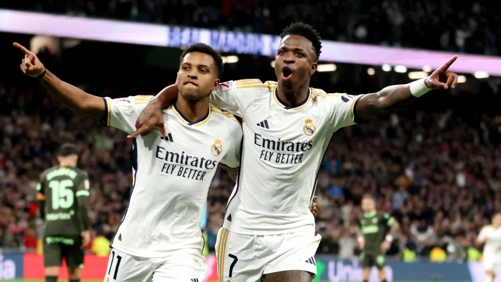 Rodrygo e Vini Jr comemorando gol pelo Real Madrid. (Photo by Florencia Tan Jun/Getty Images)
