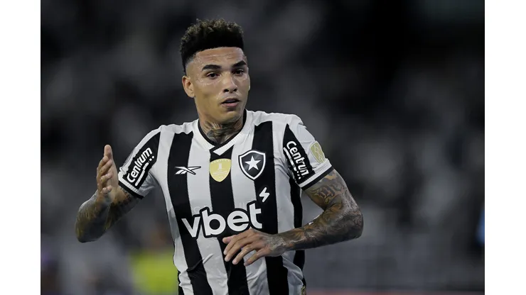 Arthur Cabral vai chegar como substituto de Igor Jesus.