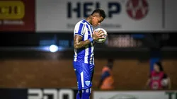 Alef Manga com a bola em partida do Avaí. Foto: ZUMA Press, Inc. / Alamy Stock Photo