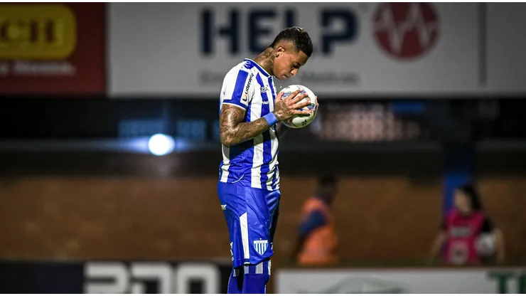 Alef Manga com a bola em partida do Avaí. Foto: ZUMA Press, Inc. / Alamy Stock Photo