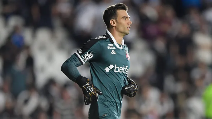 RJ - RIO DE JANEIRO - 31/05/2025 - BRASILEIRO A 2025, VASCO X BRAGANTINO - Leo Jardim goleiro do Vasco durante partida contra o Bragantino no estadio Sao Januario pelo campeonato Brasileiro A 2025. Foto: Thiago Ribeiro/AGIF