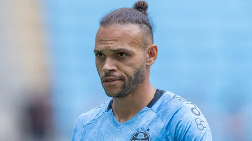 Martin Braithwaite saiu machucado na vitória do Grêmio diante do Juventude