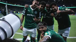 Jogadores do Palmeiras comemoram gol com jogadores do seu time durante partida contra o Sporting Cristal - Foto: Ettore Chiereguini/AGIF