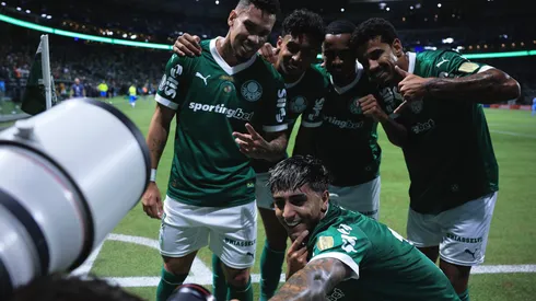 Jogadores do Palmeiras comemoram gol com jogadores do seu time durante partida contra o Sporting Cristal - Foto: Ettore Chiereguini/AGIF