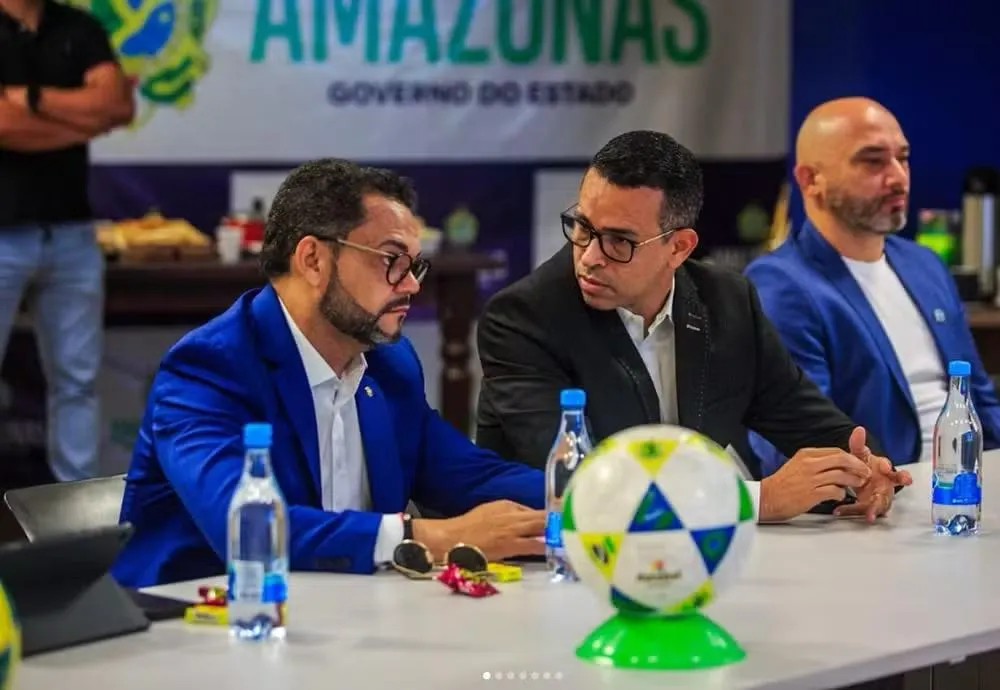 Rozenha, presidente da FAF, e Jorge Oliveira, secretário da Sedel, em reunião com a Fifa. Foto: Divulgação