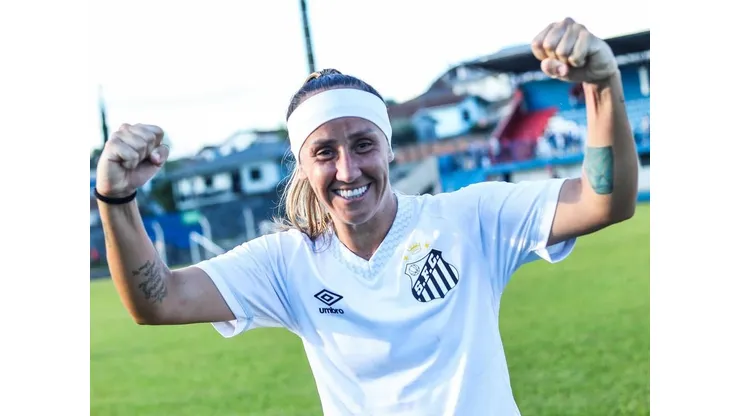 Pardal, jogadora comemora seu gol com a camisa das Sereias da Vila