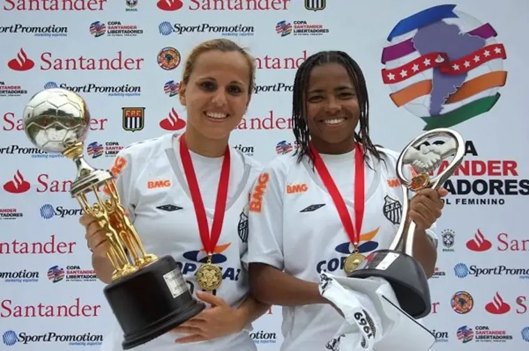 Carol Arruda, à esquerda, ex-zagueira das Sereias da Vila na temporada 2018 da Libertadores Feminina (Foto: Pedro Ernesto Guerra Azevedo/Santos FC)