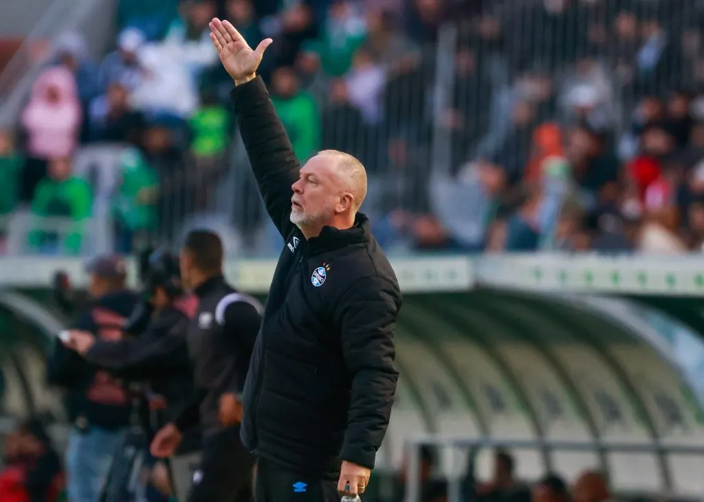 Mano Menezes durante a vitória do Grêmio sobre o Juventude. Foto: Luiz Erbes/AGIF