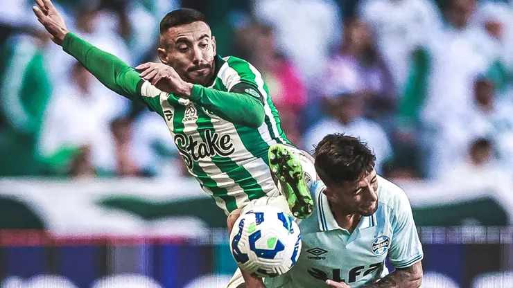 Alan Ruschel jogador do Juventude disputa lance com Cristian Oliveira jogador do Grêmio - Foto: Giancarlo Santorum/AGIF