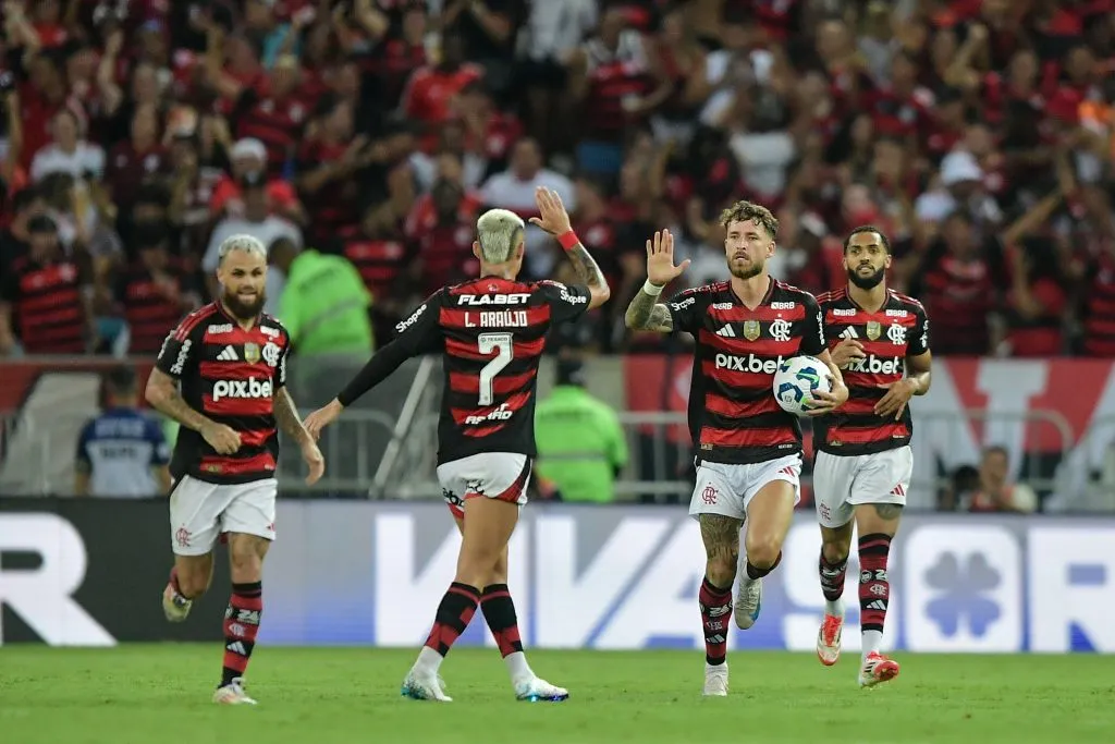 Leo Pereira, jogador do Flamengo comemora seu gol durante partida contra o Internacional no estadio Maracana pelo campeonato Brasileiro A 2025. Foto: Thiago Ribeiro/AGIF