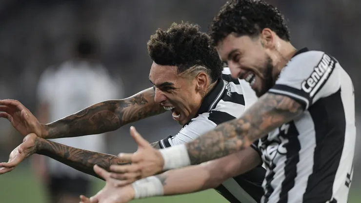 Alex Telles, do Botafogo, comemora seu gol com Igor Jesus durante partida contra o Ceara no estadio Engenhao pelo campeonato Brasileiro A 2025. Foto: Thiago Ribeiro/AGIF