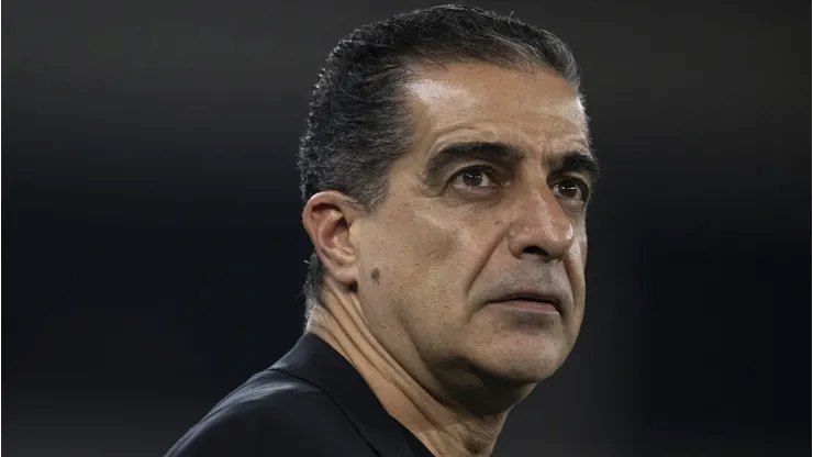 Renato Paiva admite preocupação com rendimento abaixo do Botafogo fora de casa.
