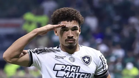 SP - SAO PAULO - 26/11/2024 - BRASILEIRO A 2024, PALMEIRAS X BOTAFOGO - Adryelson jogador do Botafogo comemora seu gol durante partida contra o Palmeiras no estadio Arena Allianz Parque pelo campeonato Brasileiro A 2024.