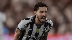 Alex Telles, jogador do Botafogo, durante partida contra o Ceará, pelo Brasileirão Betano. Foto: Thiago Ribeiro/AGIF.