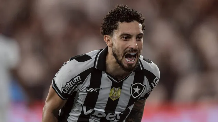 Alex Telles, jogador do Botafogo, durante partida contra o Ceará, pelo Brasileirão Betano. Foto: Thiago Ribeiro/AGIF.