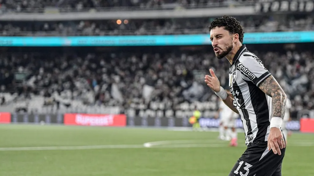 Alex Telles, atleta do Glorioso. Foto: Thiago Ribeiro/AGIF.