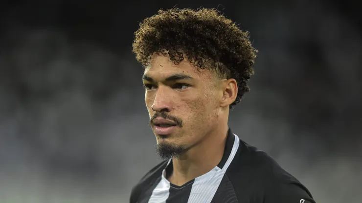 Adryelson pode reforçar o Grêmio. Foto: Thiago Ribeiro/AGIF
