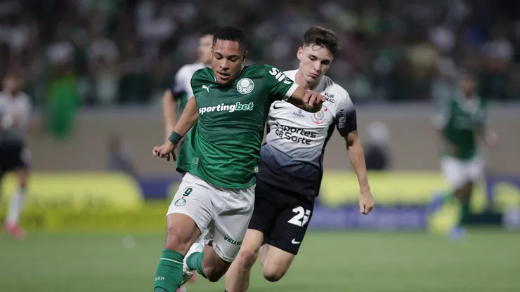 Vitor Roque disputando lance no Dérbi do Brasileirão