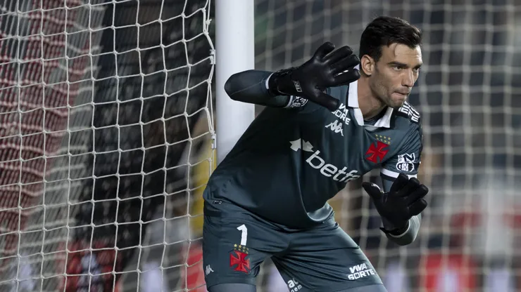 Léo Jardim, goleiro do Vasco, durante partida contra o Operário, pela Copa Betano do Brasil. Foto: Jorge Rodrigues/AGIF.