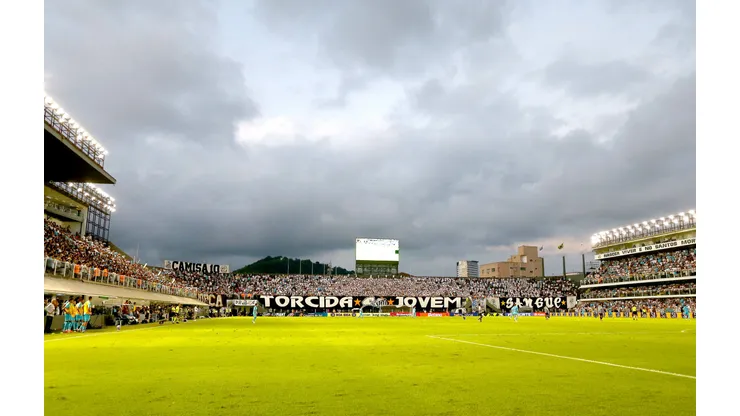 Torcida do Santos durante partida contra Botafogo no estádio Vila Belmiro pelo campeonato Brasileiro A 2025. Foto: Mauricio De Souza/AGIF